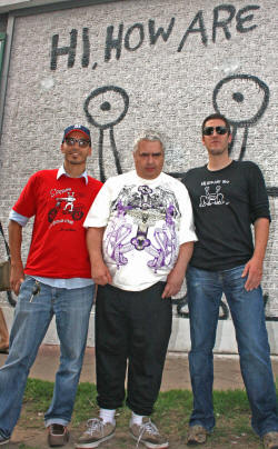 Daniel with the iPhone creators in front of the wall
